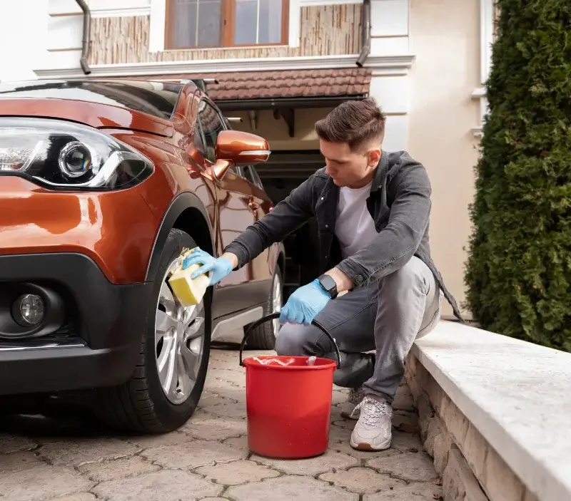 Lavage auto à domicile Châteauneuf-en-Thymerais : professionnel intervenant sur un véhicule